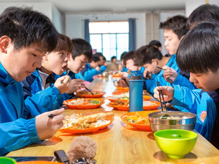 清涧学生用餐