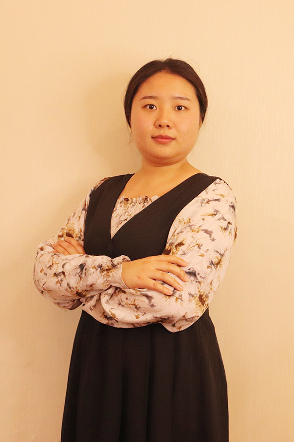 清涧何爱玲 本科学历，优秀班主任